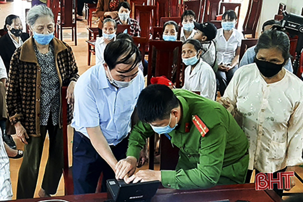 Công an Đức Thọ xuống thôn, về trường làm thủ tục cấp căn cước công dân