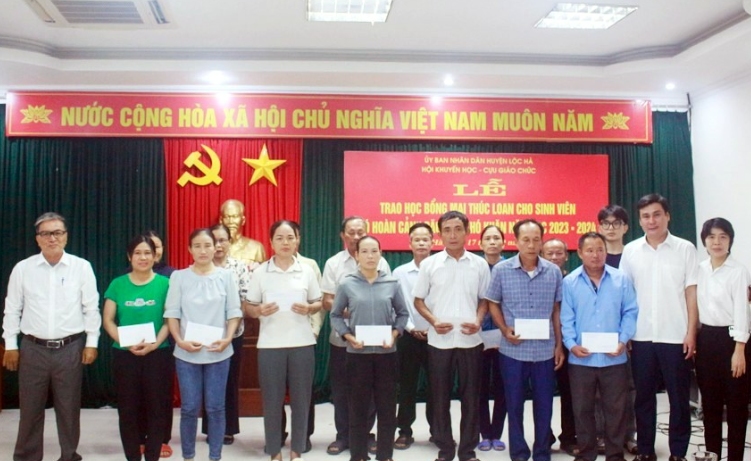 Lộc Hà: Trao học bổng Mai Thúc Loan cho sinh viên hoàn cảnh khó khăn