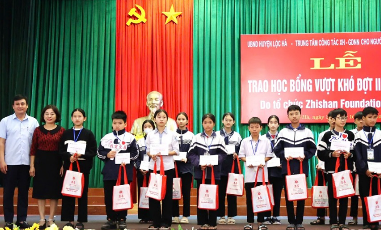 Lộc Hà: Lễ trao học bổng cho học sinh nghèo vượt khó đợt 2 năm 2024