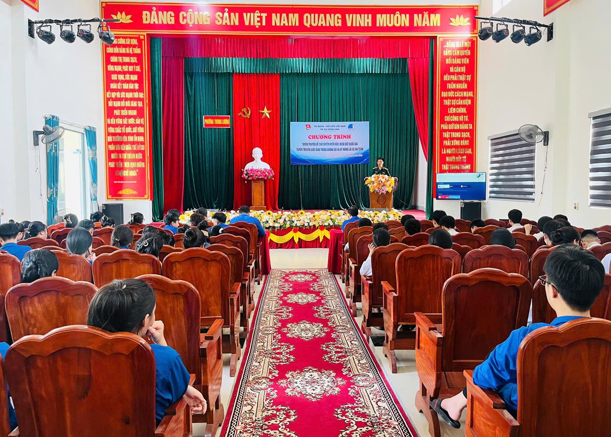 Tuyên truyền về chủ quyền biển đảo, biên giới quốc gia và Luật giao thông đường bộ