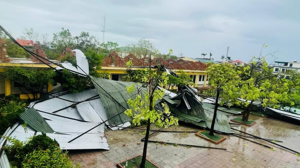 Công điện của Thủ tướng Chính phủ về việc khẩn trương hỗ trợ Nhân dân khắc phục hậu quả bão số 10 và mưa lũ