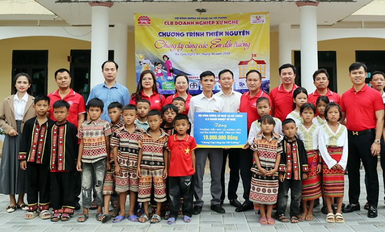 Ấm áp chương trình thiện nguyện “Chung tay cùng các em tới trường”