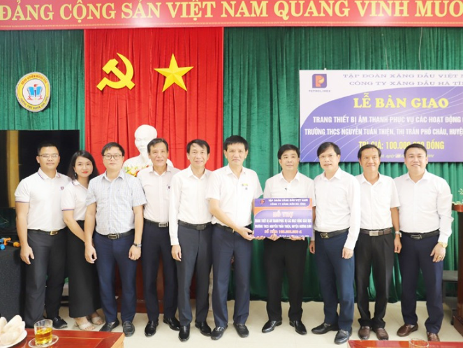 Hương Sơn: Công ty Xăng dầu Hà Tĩnh trao thiết bị cho trường học