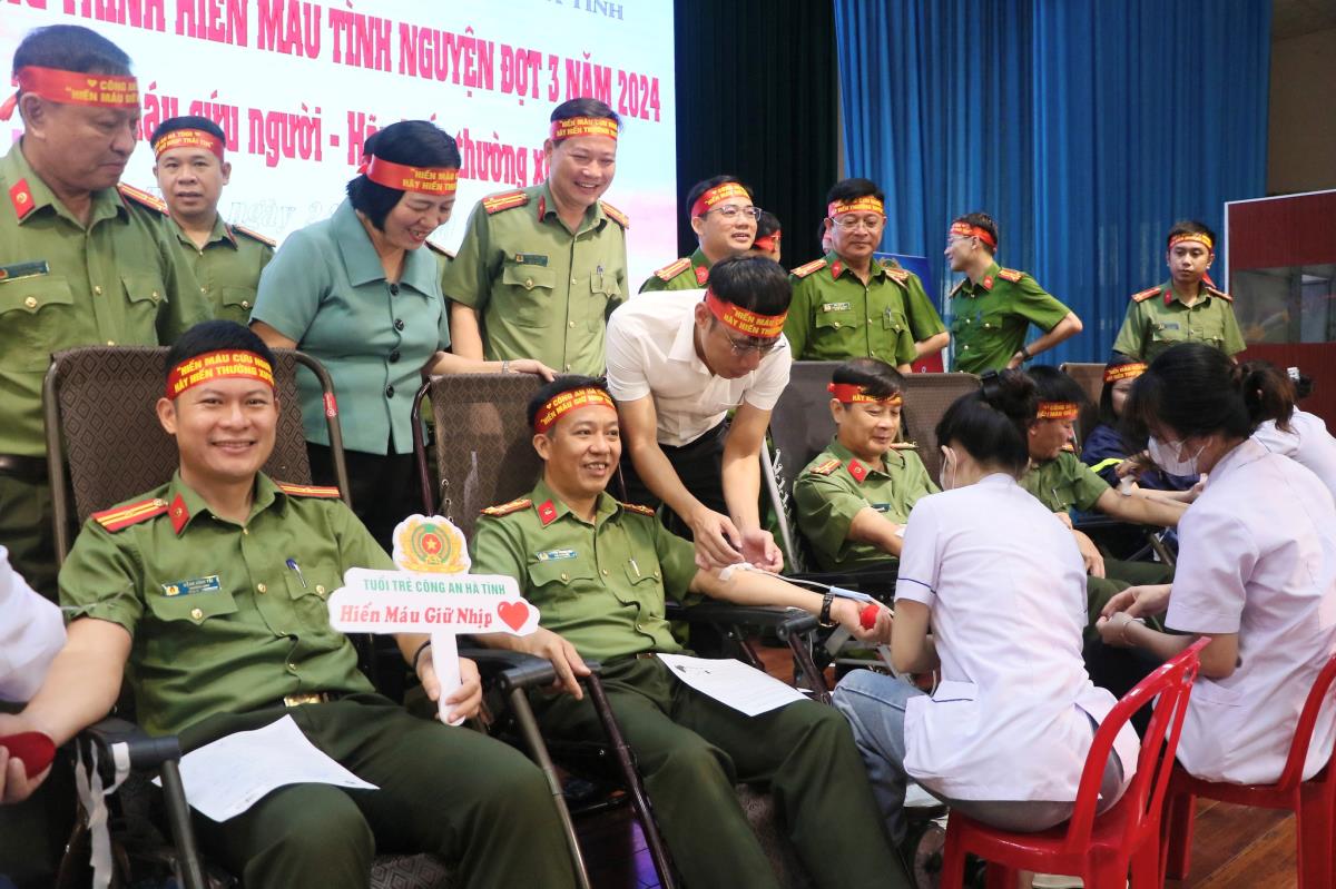 Cán bộ, chiến sỹ công an tham gia hiến máu tình nguyện đợt 3 năm 2024