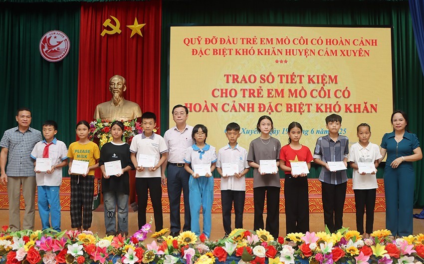 Trao 32 sổ tiết kiệm trị giá 1,46 tỷ đồng cho trẻ mồ côi huyện Cẩm Xuyên