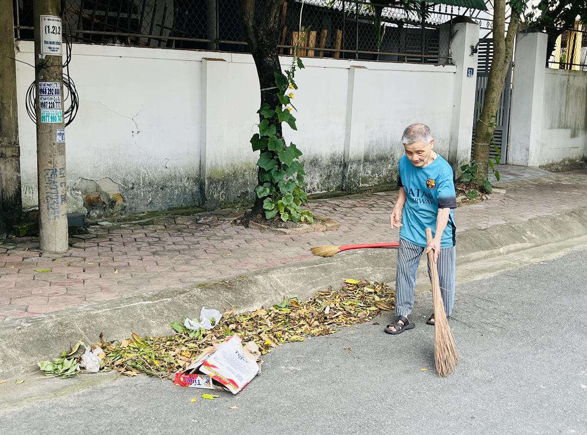 Cụ ông 93 tuổi ở Nam Hồng hàng ngày quyét sạch các ngõ phố