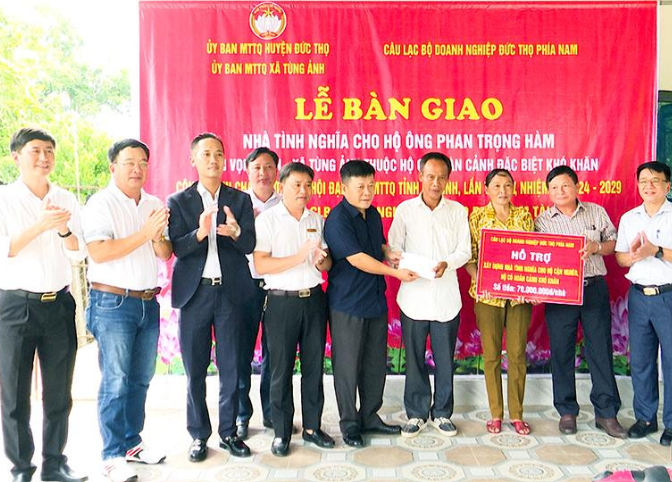 Đức Thọ: Bàn giao 2 nhà tình nghĩa cho hộ nghèo