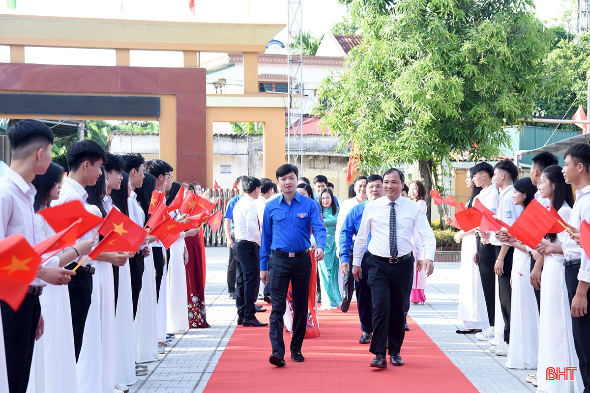 Lãnh đạo Trung ương Đoàn và tỉnh Hà Tĩnh dự lễ khai giảng năm học mới