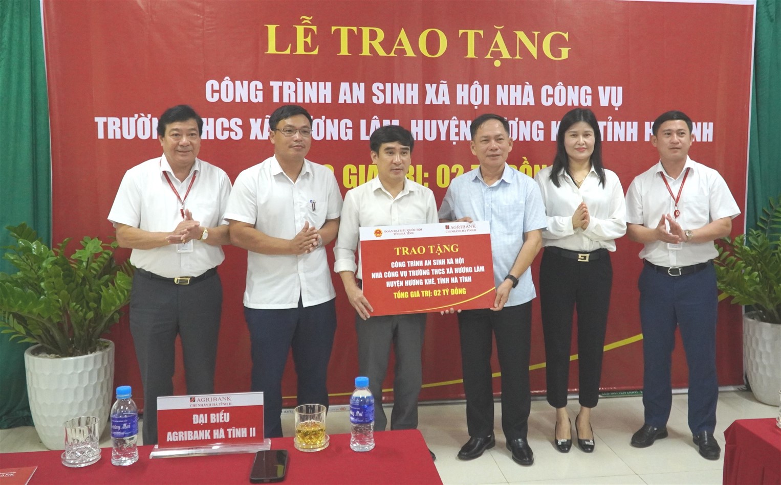 Hương Khê: Lễ trao tặng công trình an sinh xã hội nhà công vụ Trường THCS xã Hương Lâm