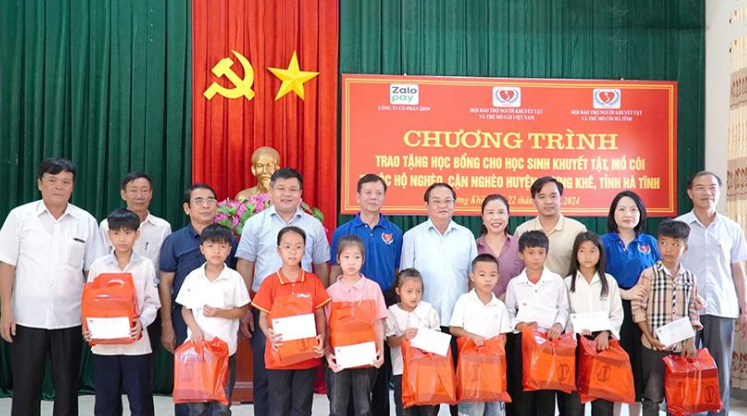 Hương Khê: Trao 49 suất học bổng cho học sinh khuyết tật, mồ côi