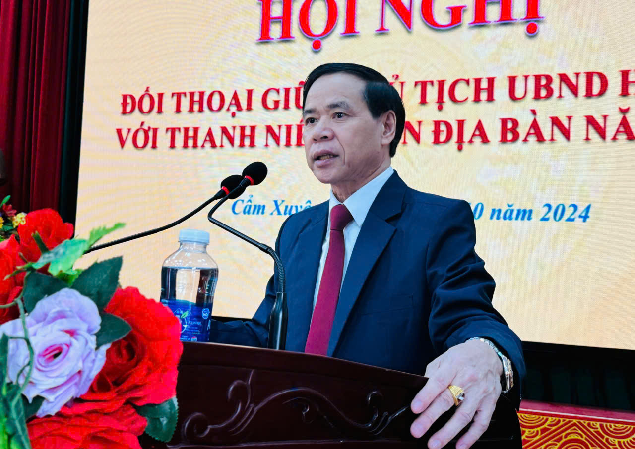 Chủ tịch UBND huyện Cẩm Xuyên đối thoại với thanh niên