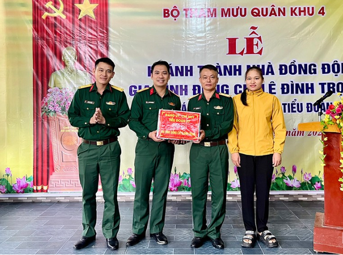 Hà Tĩnh: Bàn giao 'Nhà đồng đội' tặng quân nhân khó khăn
