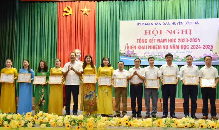 Lộc Hà: Khen thưởng 183 tập thể, cá nhân ngành Giáo dục và Đào tạo trên địa bàn