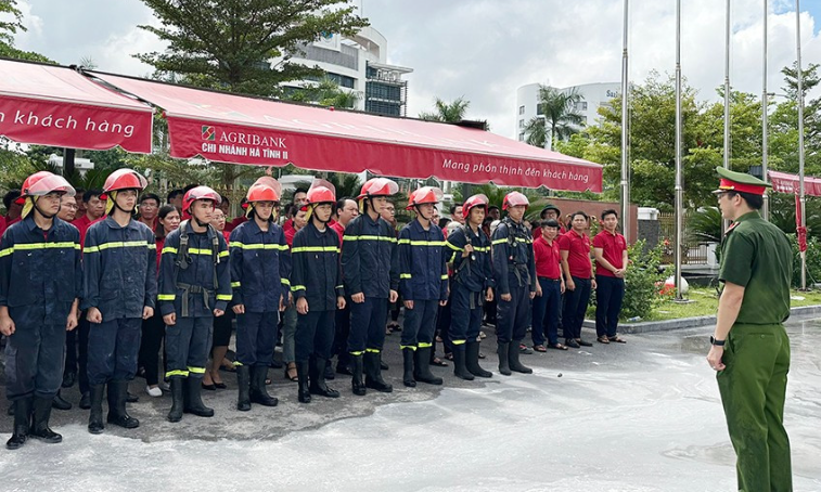 Huấn luyện, thực tập phương án chữa cháy tại Agribank Hà Tĩnh II