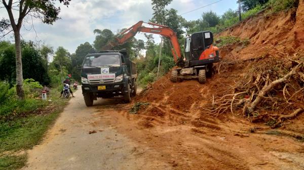 Khắc phục các điểm sạt lở trên quốc lộ 281 đoạn qua xã Kim Hoa, huyện Hương Sơn
