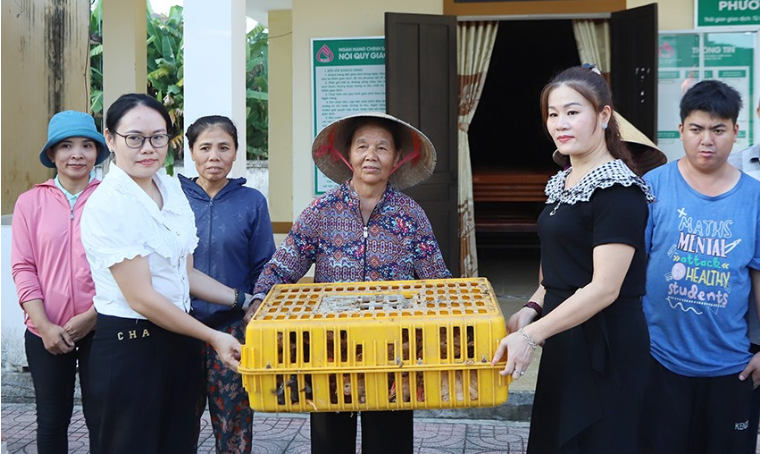 Trao mô hình sinh kế 'Chăn nuôi gà' cho người dân trên địa bàn TP Hà Tĩnh
