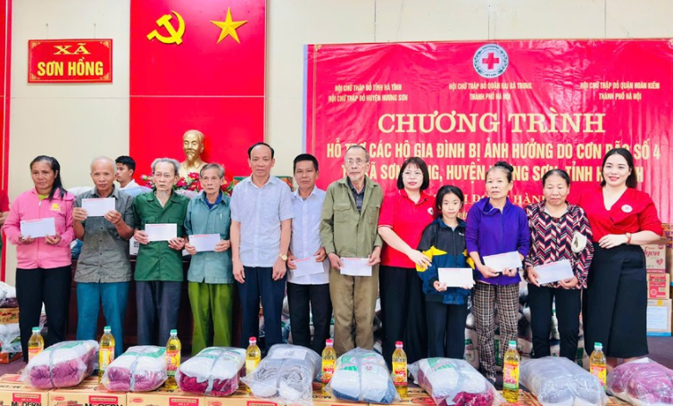Hỗ trợ người dân bị ảnh hưởng thiên tai trên địa bàn huyện Hương Sơn