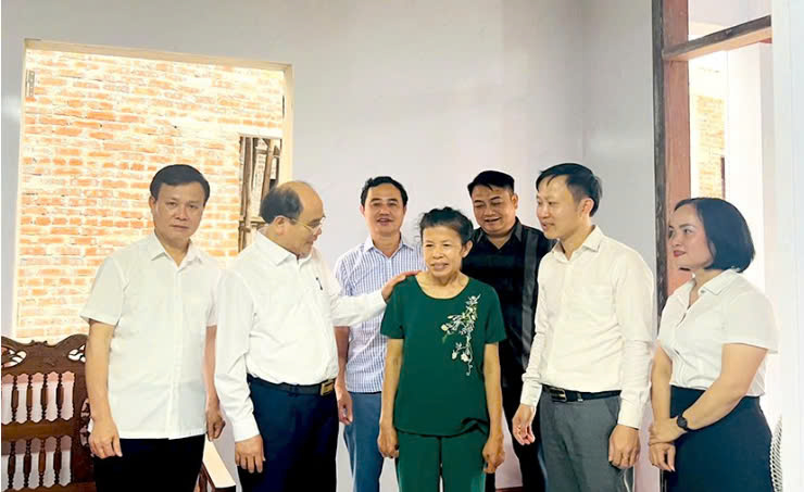 Bàn giao 103 nhà ở cho hộ nghèo, cận nghèo, gia đình chính sách trên địa bàn TP Hà Tĩnh