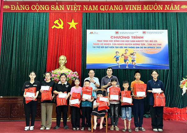 Hương Sơn: Trao 41 suất học bổng cho trẻ em khuyết tật, mồ côi