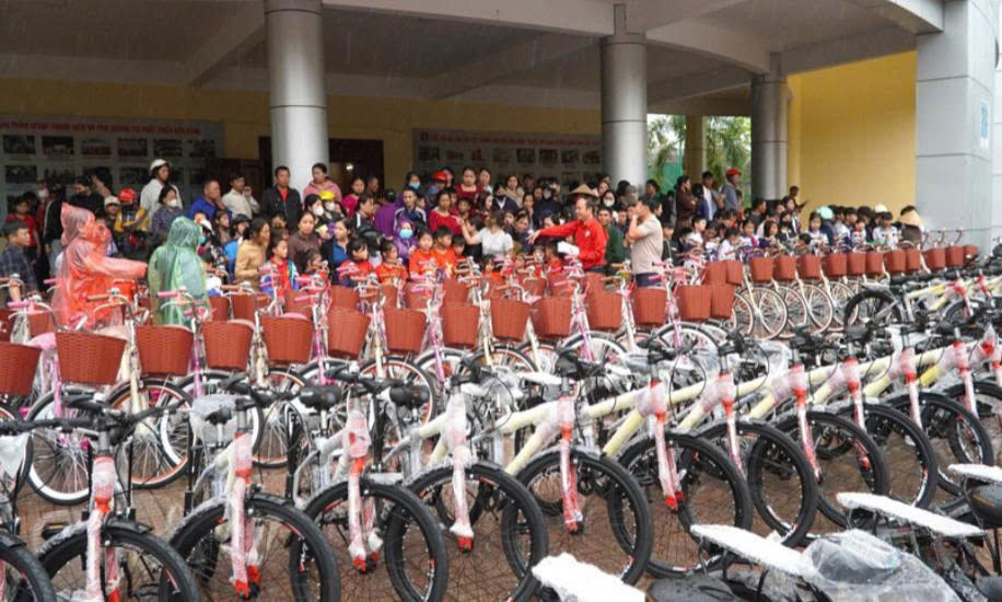 Trao 100 xe đạp và quà cho người nghèo, học sinh khó khăn trên địa bàn huyện Hương Khê