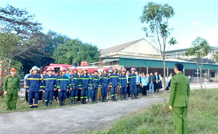 Tuyên truyền, thực tập phương án chữa cháy và CNCH tại trường Cao đẳng Nguyễn Du