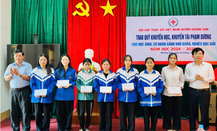 Hương Sơn: Trao học bổng hơn 820 triệu đồng cho học sinh trên địa bàn