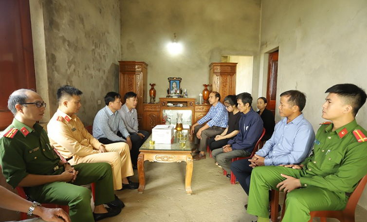 Thăm hỏi, động viên gia đình có nạn nhân tai nạn giao thông
