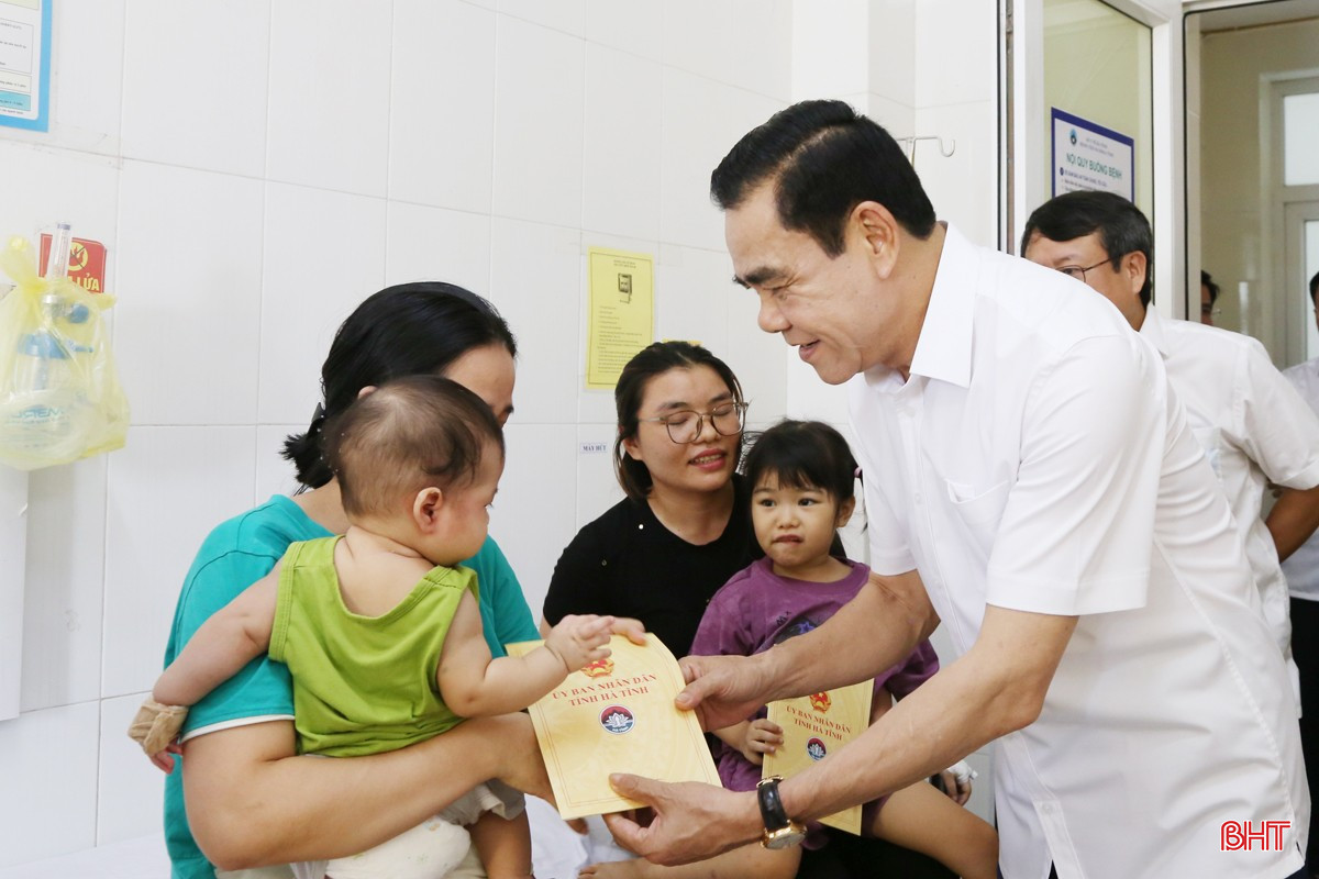 Chủ tịch UBND tỉnh tặng quà cho các bệnh nhi tại BVĐK tỉnh Hà Tĩnh