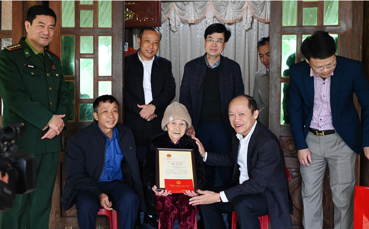 Lãnh đạo tỉnh chúc Tết gia đình chính sách, người cao tuổi trên địa bàn huyện Hương Khê