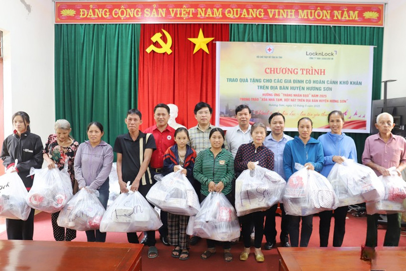 Hương Sơn: Nhiều phần quà thiết thực đến với người nghèo trên địa bàn