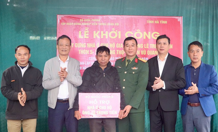 Xây dựng nhà ở cho 2 hộ nghèo trên địa bàn Vũ Quang.