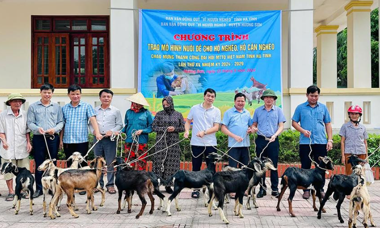 Hương Sơn: Hỗ trợ 45 con dê giống cho hộ nghèo, cận nghèo