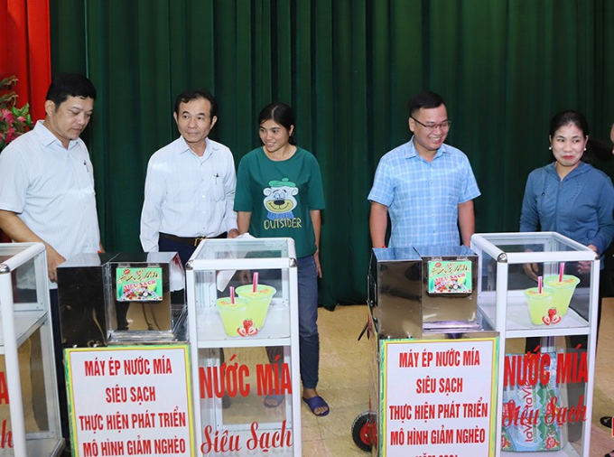 Trao mô hình sinh kế máy ép nước mía trên địa bàn phường Nam Hà