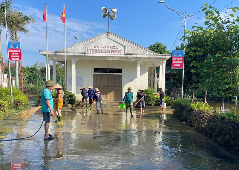 Người dân Đức Thọ tập trung tổng dọn vệ sinh môi trường, xử lý nước sinh hoạt sau mưa lũ