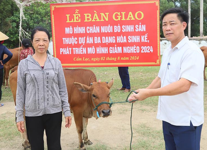 Cẩm Xuyên: Trao bò sinh sản hỗ trợ người dân vươn lên thoát nghèo