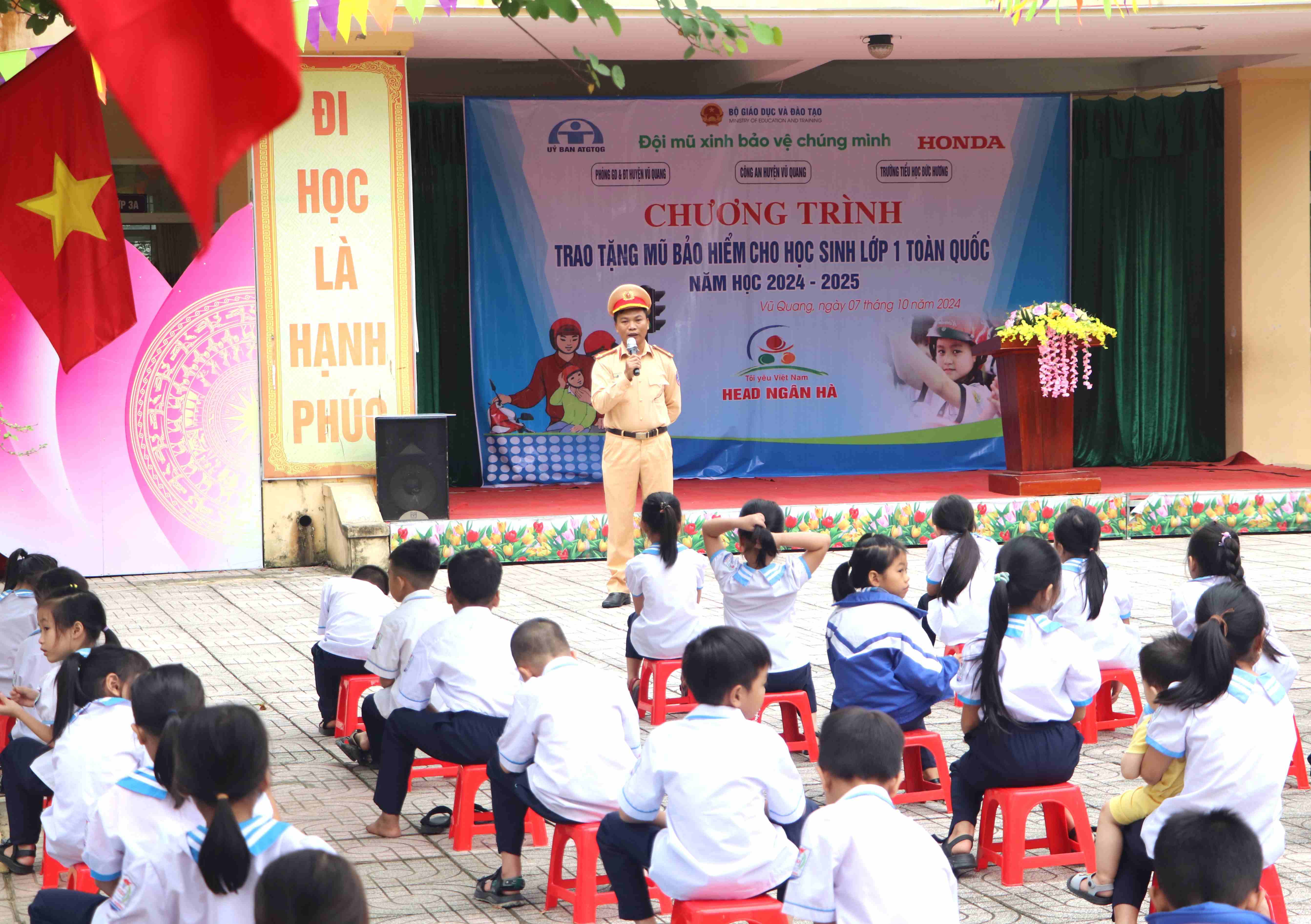 Trường tiểu học Đức Hương tổ chức tuyên truyền ATGT và tặng mũ bảo hiểm cho học sinh