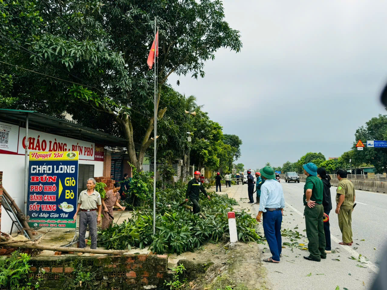 Đợt cao điểm ra quân giải tỏa hành lang an toàn giao thông đường bộ, vỉa hè trên địa bàn xã Cẩm Hưng