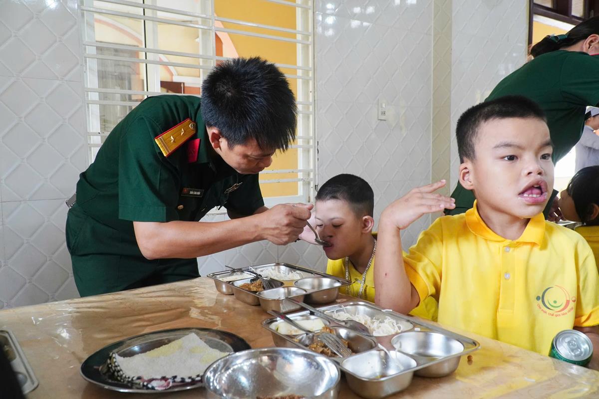 Bữa cơm “ấm áp trung thu” cho 250 trẻ ở Trung tâm hỗ trợ phát triển - Giáo dục hòa nhập trẻ khuyết tật Hồng Lĩnh