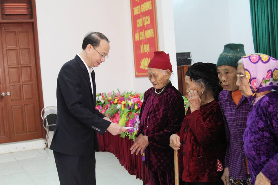 Ngành Thông tin và Truyền thông tặng quà Tết cho người nghèo, hoàn cảnh khó khăn