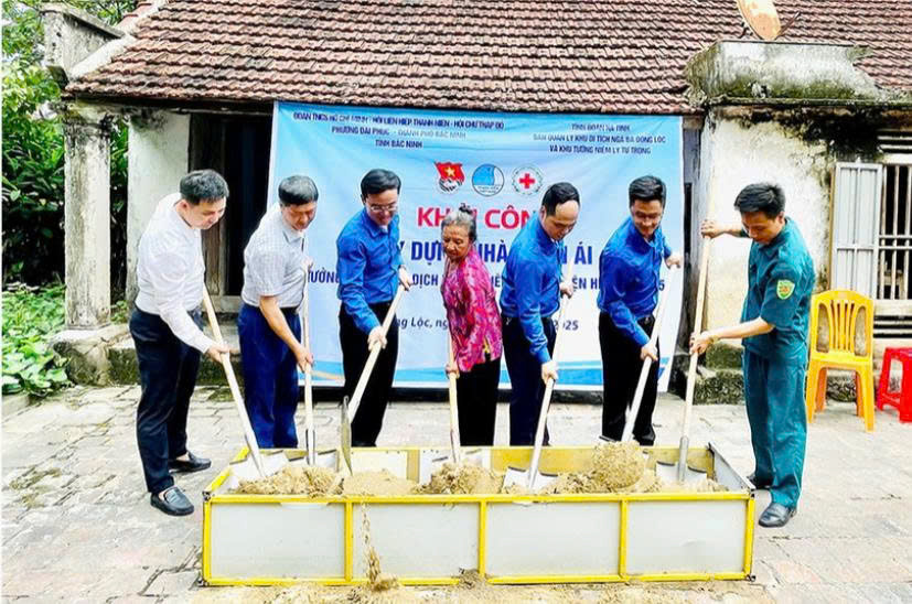 Hỗ trợ xây dựng nhà nhân ái, tặng quà cho học sinh nghèo trên địa bàn huyện Can Lộc