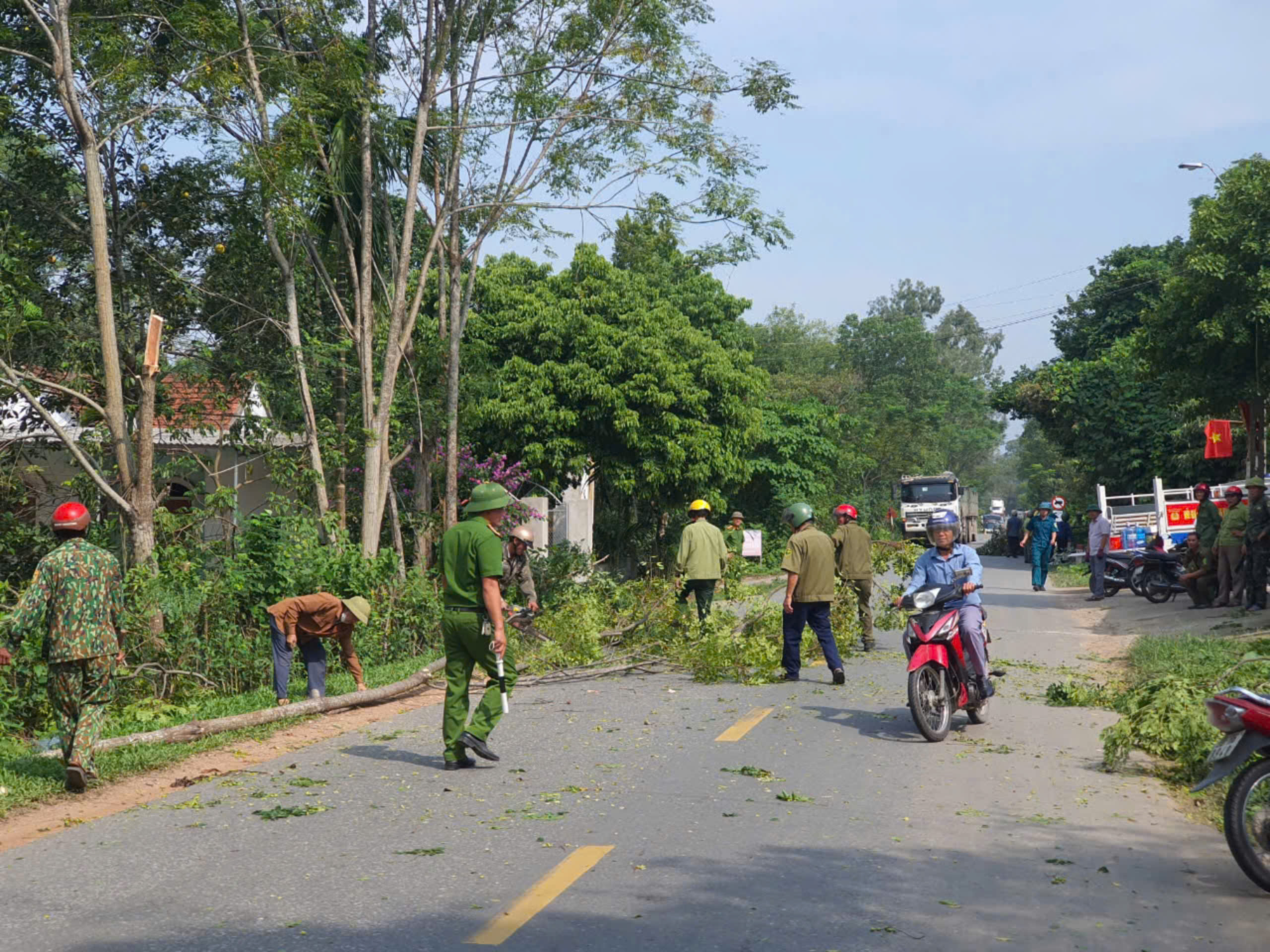 Sơn Lộc (Can Lộc) ra quân giải toả hành lang an toàn giao thông trên quốc lộ 15