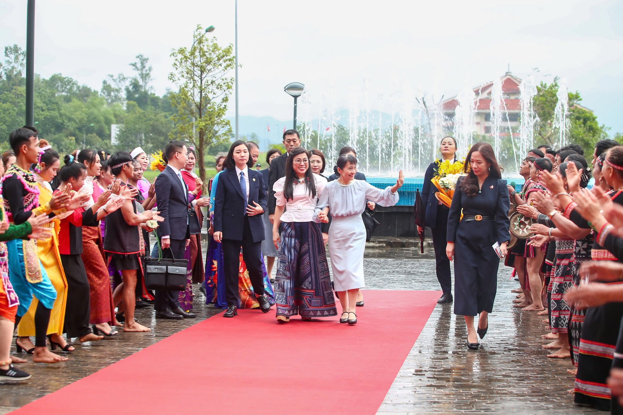 Phu nhân Thủ tướng Việt Nam và Nhật Bản thăm Làng Văn hóa - Du lịch các dân tộc Việt Nam