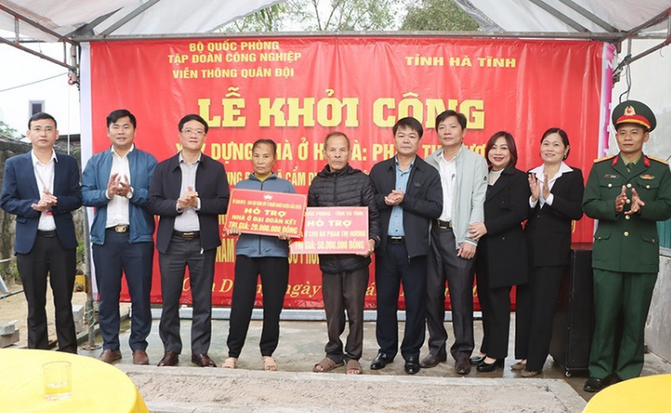 Xây dựng 2 nhà đại đoàn kết cho hộ nghèo ở Cẩm Xuyên