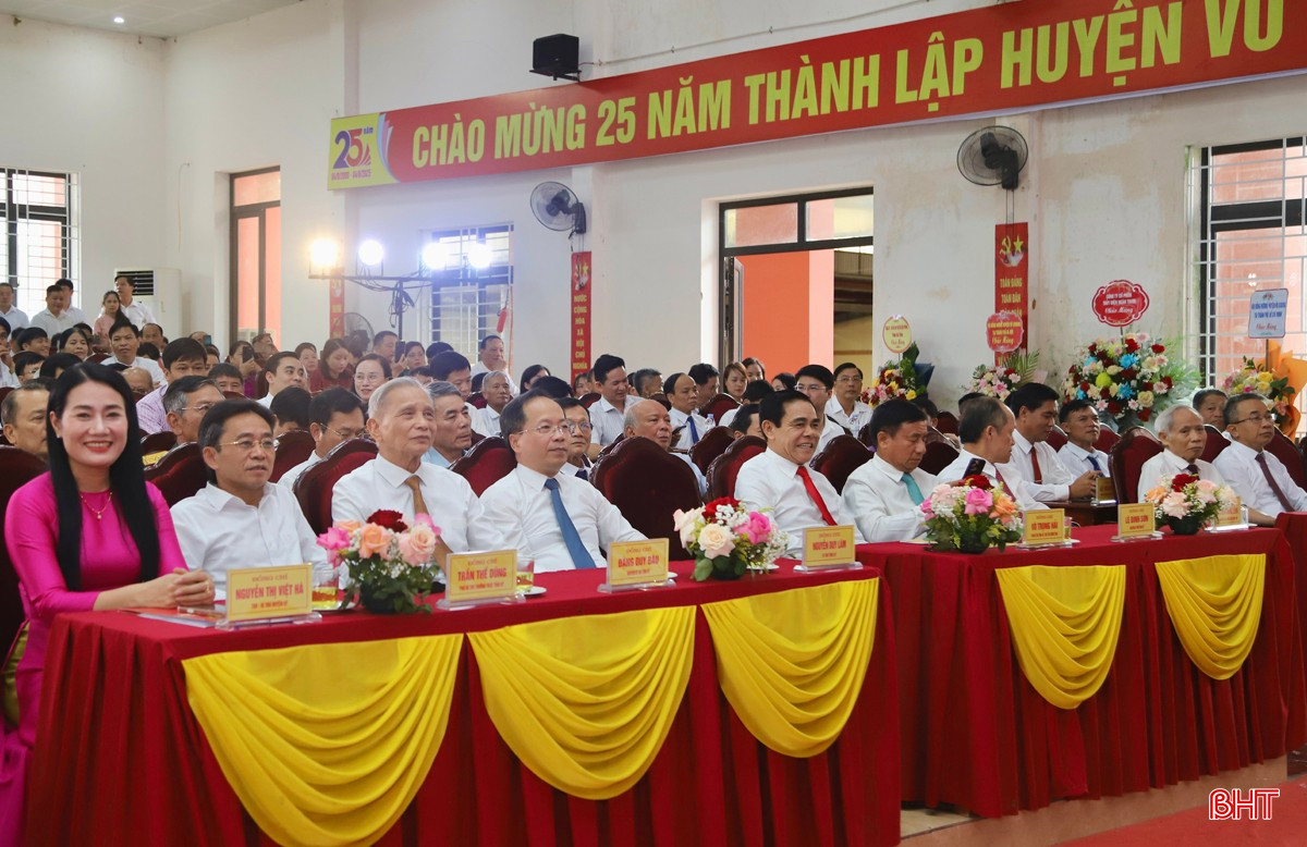 Gặp mặt kỷ niệm 25 năm thành lập huyện Vũ Quang