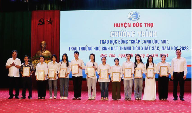 Trao học bổng, tuyên dương học sinh giỏi trên địa bàn huyện Đức Thọ