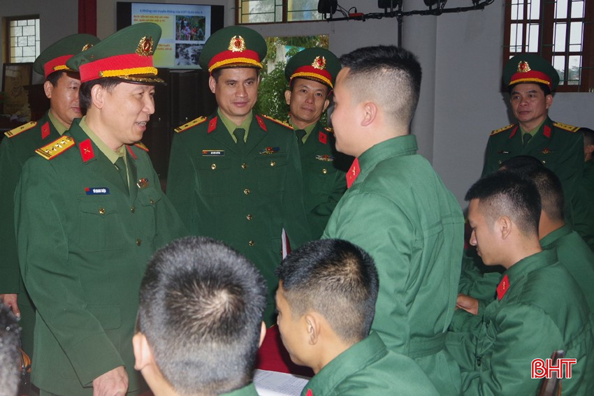 Duy trì nghiêm nền nếp, chế độ sinh hoạt trong huấn luyện chiến sĩ mới