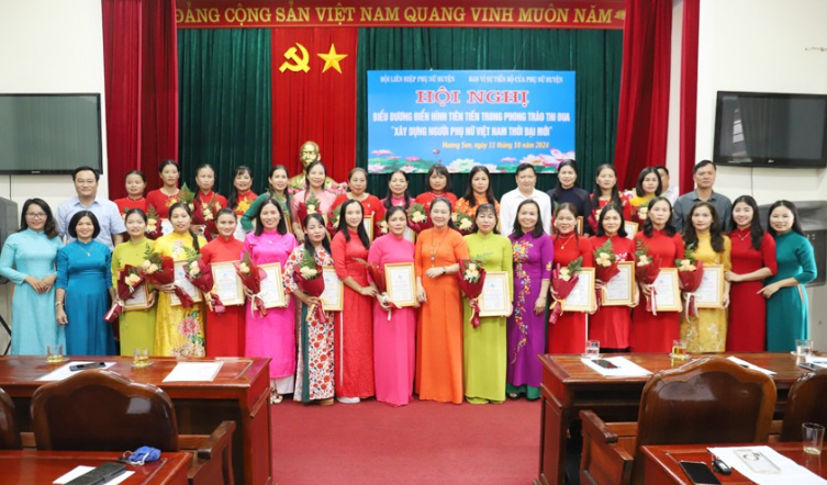Hương Sơn: Vinh danh phụ nữ tiêu biểu thực hiện phong trào thi đua