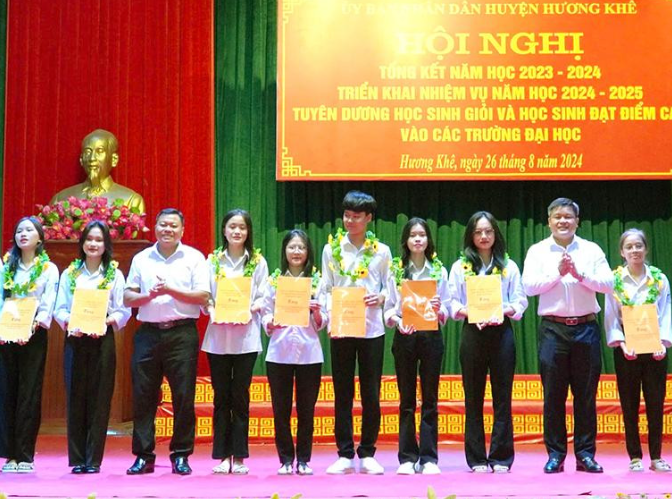 Trao học bổng, tuyên dương học sinh giỏi trên địa bàn huyện Hương Khê