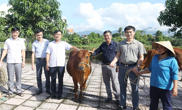 Can Lộc: Trao tặng bò sinh sản hỗ trợ người dân vươn lên thoát nghèo