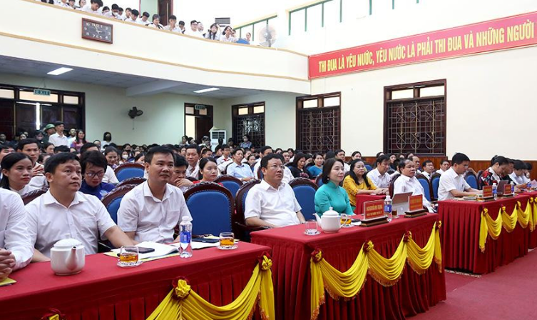 Tuyên dương, khen thưởng giáo viên, học sinh giỏi trên địa bàn thị xã Kỳ Anh